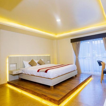 Poms Penthouse Lägenhet Pokhara Exteriör bild