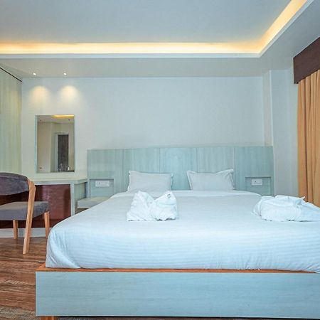 Poms Penthouse Lägenhet Pokhara Exteriör bild