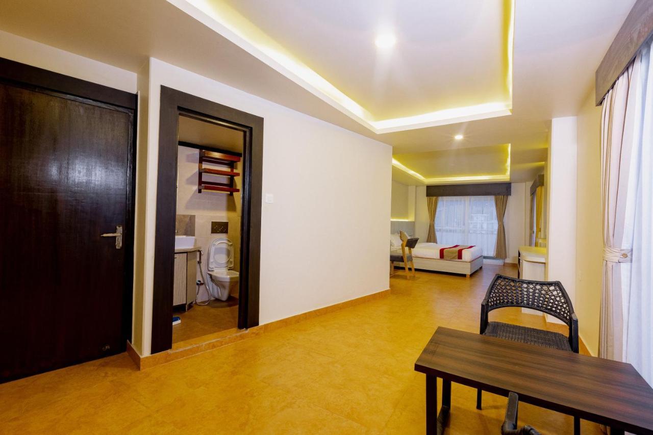 Poms Penthouse Lägenhet Pokhara Exteriör bild