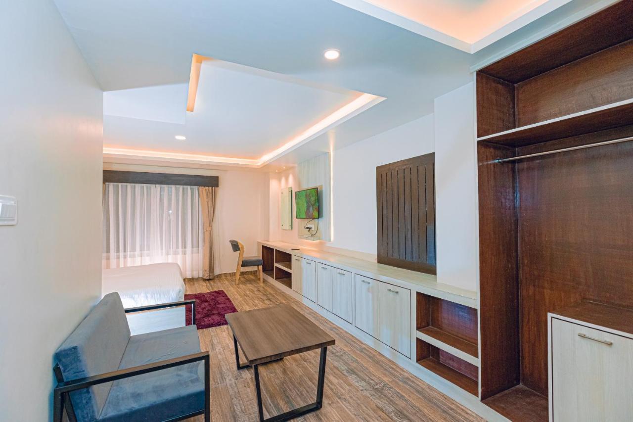 Poms Penthouse Lägenhet Pokhara Exteriör bild