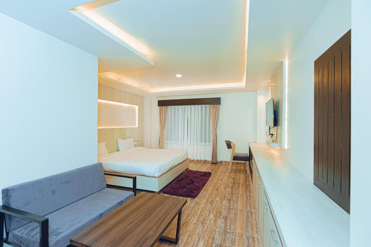 Poms Penthouse Lägenhet Pokhara Exteriör bild
